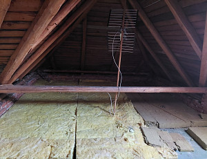 Zateplení stropu rodinného domu pomocí foukané izolace